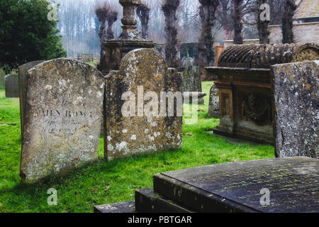 Gräber und Grabsteine in einem typischen englischen Kirche Friedhof Stockfoto