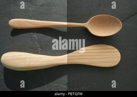 Nahaufnahme von einem Löffel aus Holz und einer rustikalen Küchenutensil als Konzept für Einfachheit oder einfache Küche Stockfoto