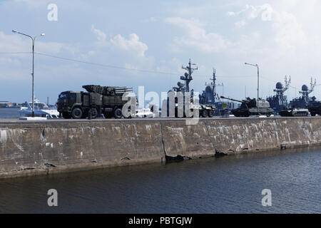 Kronstadt, St. Petersburg, Russland - 28. Juli 2018: Rakete Fahrzeug, armored Carrier, Artillerie und Kriegsschiffe in Kronstadt vor der Marine Parade. Stockfoto