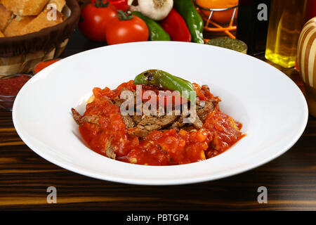 Geschnetzeltes Rindfleisch Fleisch mit Tomatensauce. Stockfoto