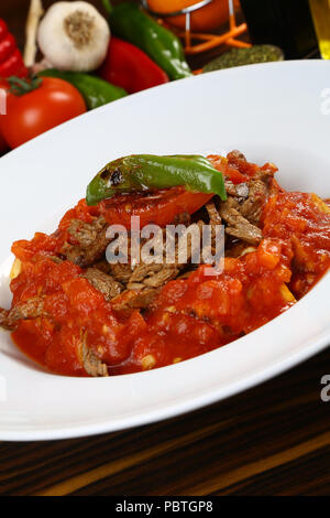 Geschnetzeltes Rindfleisch Fleisch mit Tomatensauce. Stockfoto