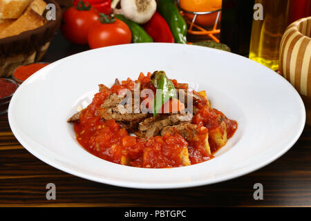 Geschnetzeltes Rindfleisch Fleisch mit Tomatensauce. Stockfoto