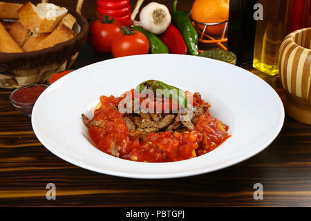 Geschnetzeltes Rindfleisch Fleisch mit Tomatensauce. Stockfoto