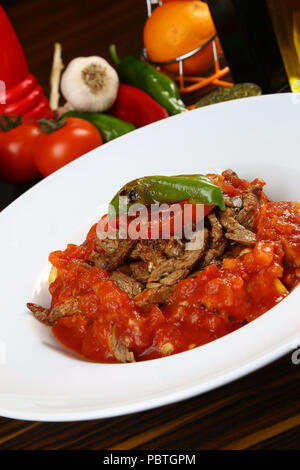 Geschnetzeltes Rindfleisch Fleisch mit Tomatensauce. Stockfoto