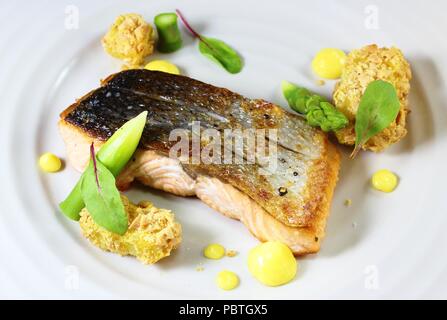 Pfanne gebratene Lachs Filet mit Sauce Hollandaise, Erdnuß verkrusteten Kartoffeln und Spargel mit Butter Stockfoto