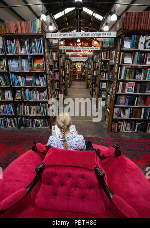 Innere Aufnahme der Buchhandlung, Barter Books, Alnwick, Northumberland, Großbritannien Stockfoto