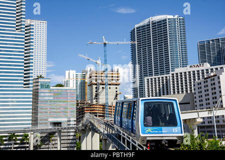 Miami Florida, Metromover, Innenstadt, automatisiertes Personenbeförderung-System, öffentliche Verkehrsmittel, Nahverkehr, Eisenbahn, Wolkenkratzer, Bürogebäude, Glas, Schiene, Hyatt, h Stockfoto