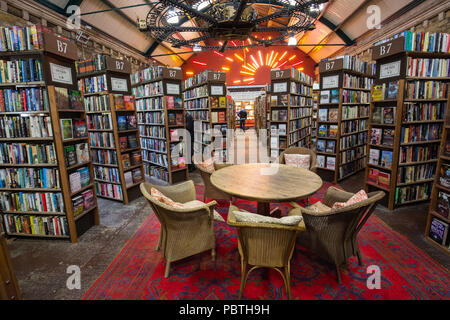 Innere Aufnahme der Buchhandlung, Barter Books, Alnwick, Northumberland, Großbritannien Stockfoto