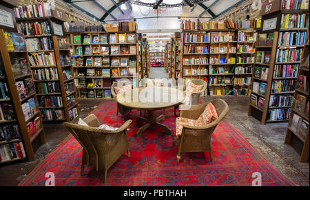 Innere Aufnahme der Buchhandlung, Barter Books, Alnwick, Northumberland, Großbritannien Stockfoto