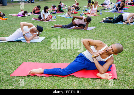 Miami Beach, Florida, Flamingo Park, Crunch Yogapalooza, Vinyasa Yoga, hispanischer Mann, Männer, Frauen, Bewegung, Fitness, Dehnung, Matte, Körperhaltung, Wellness, FL08093006 Stockfoto