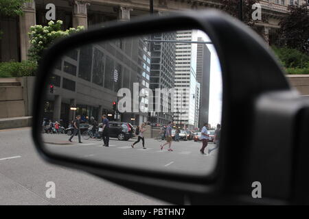 Pendler Fußgänger die Straße am Zebrastreifen Szene wie in's Auto Außenspiegel in der Innenstadt von Chicago, Illinois während des abendlichen Rush Hour. Stockfoto