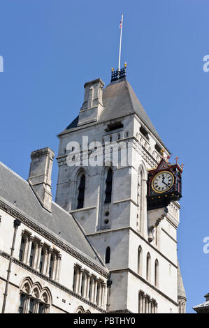 Der Glockenturm der Royal Courts Justiz, City of London, England, Großbritannien Stockfoto