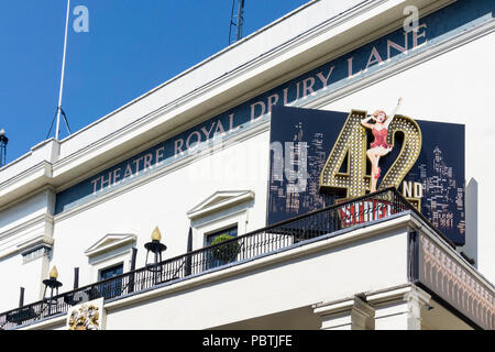 Das Musical 42nd Street im Theatre Royal Drury Lane im Londoner West End. Stockfoto