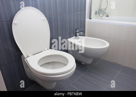 Modernes weißes wc und bidet Schüssel in Bad wc Nahaufnahme Stockfoto