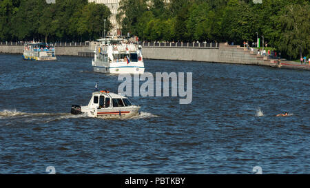 Lebensrettende Patrouillenboot jagt einen Mann, der in der Moskauer schwimmen - Fluss in der Verletzung der Regeln. Andrejewski Strand zum Sonnenbaden nicht zum Schwimmen. Stockfoto