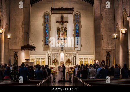 Katholische Kirche Innenraum Kapelle. Trauung. Stockfoto