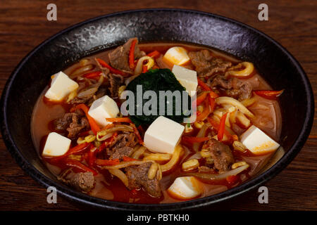 Japanisch Suppe Ramen mit Tofu und Rindfleisch Stockfoto