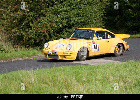 September 2008 - helle gelbe Porsche 911 konkurrierenden auf einer speziellen Bühne Auto Rallye. Stockfoto