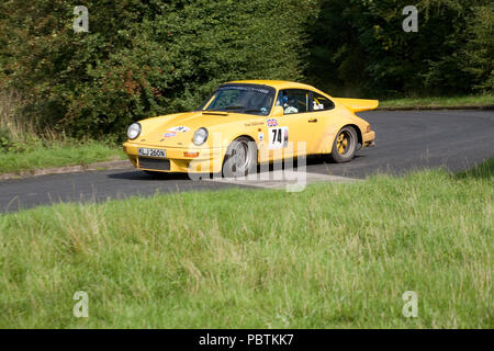 September 2008 - helle gelbe Porsche 911 konkurrierenden auf einer speziellen Bühne Auto Rallye. Stockfoto