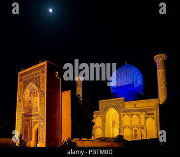 Vollmond über Gur-e Amir Mausoleum von Timur bei Nacht - Samarkand, Usbekistan Stockfoto