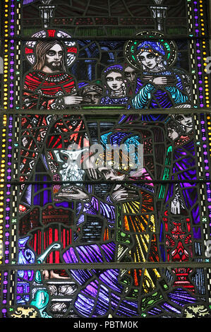 Harry Clarke Glasfenster in der Kirche der Geburt der Jungfrau Maria in Timoleague Stockfoto