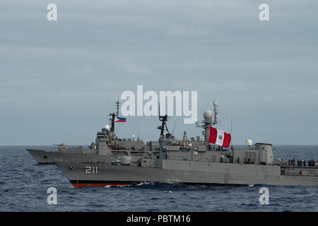 180726-N-ZA 692-0050 PAZIFISCHER OZEAN (26. Juli 2018) die philippinische Marine Fregatte BRP Andres Bonifacio (FF 17), links, und Peruanische Marine maritime Patrol Boot BAP Ferre (PM211) rechts, Kreuzfahrt, die sich in der Ausbildung für Rim der Pazifik (Rimpac) Übung, Juli 26. 25 Nationen, 46 Schiffe, 5 U-Boote, über 200 Flugzeuge und 25.000 Angestellte beteiligen sich an Rimpac vom 27. Juni bis 2. August in und um die hawaiischen Inseln und Südkalifornien. Die weltweit größte internationale maritime Übung RIMPAC bietet eine einzigartige Ausbildung während der Förderung und Erhaltung der kooperative Beziehungen Stockfoto