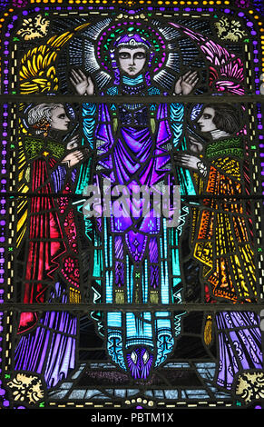 Harry Clarke Glasfenster in der Kirche der Geburt der Jungfrau Maria in Timoleague Stockfoto