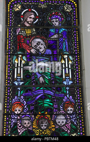 Harry Clarke Glasfenster in der Kirche der Geburt der Jungfrau Maria in Timoleague Stockfoto