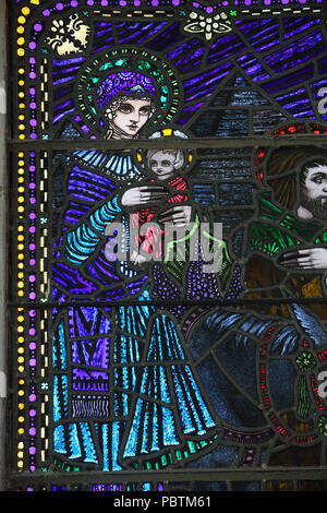 Harry Clarke Glasfenster in der Kirche der Geburt der Jungfrau Maria in Timoleague Stockfoto