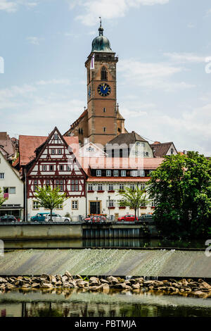 Ein Blick über den Neckar der Stadtkirche oder Kirche, St. Laurentius, umgeben von Wohn- und Marktplätzen in Nurtingen, Deutschland Stockfoto