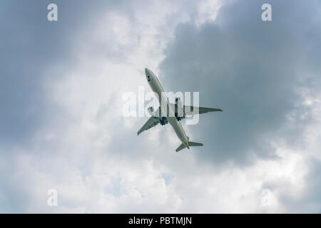 Singapur - 03. Juni 2018: Airliner im Endanflug in Changi Airport Stockfoto