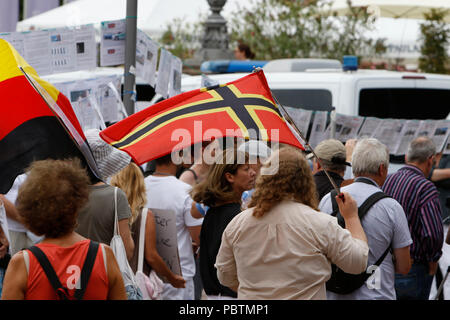 Wiesbaden, Deutschland. 29. Juli, 2018. Einen rechten Demonstrant Wellen eine wirmer Flagge. Rechtsextreme Demonstranten der Hand in Hand-Gegen die Gewalt in unseren Strasen (Hand in Hand - gegen Gewalt auf unseren Straßen) Bewegung statt einer regierungsfeindlichen Kundgebung in Wiesbaden. Dieser Protest war unter dem Vorwand, eine Mahnwache für den Jugendlichen Susanna F, der angeblich von einem Flüchtling in Wiesbaden getötet wurde. Die Kundgebung wurde von mehreren Anti-government Referenten, die forderte, dass die Regierung zum Rücktritt gerichtet. Quelle: Michael Debets/Pacific Press/Alamy leben Nachrichten Stockfoto