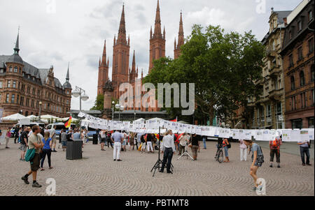 Wiesbaden, Deutschland. 29. Juli, 2018. Rechtsradikale Demonstranten hören den Reden. Rechtsextreme Demonstranten der Hand in Hand-Gegen die Gewalt in unseren Strasen (Hand in Hand - gegen Gewalt auf unseren Straßen) Bewegung statt einer regierungsfeindlichen Kundgebung in Wiesbaden. Dieser Protest war unter dem Vorwand, eine Mahnwache für den Jugendlichen Susanna F, der angeblich von einem Flüchtling in Wiesbaden getötet wurde. Die Kundgebung wurde von mehreren Anti-government Referenten, die forderte, dass die Regierung zum Rücktritt gerichtet. Quelle: Michael Debets/Pacific Press/Alamy leben Nachrichten Stockfoto