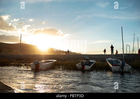 Jungen Fußball spielen auf dem Feld aus Totora Schilfgras (dass die Inseln konstruieren). Las Islas Flotantes, den Titicacasee. Puno, Peru. Jun 2018 Stockfoto