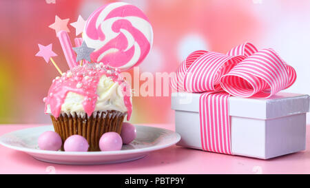 Pink Thema bunte Neuheit Cupcake mit Süßigkeiten und großen herzförmigen Lollipop für Kinder und jugendlich Geburtstag, zum Valentinstag oder Muttertag Da Stockfoto