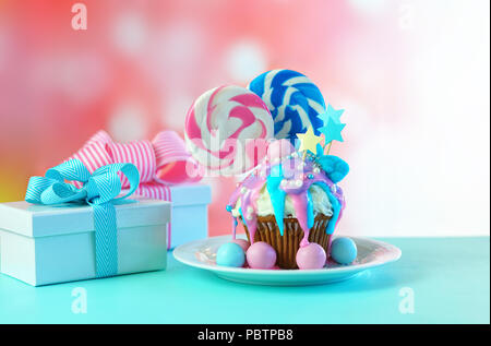 Rosa und Blaue Design bunt Neuheit Cupcake mit Süßigkeiten und grosse herzförmige Lollis für Kinder und jugendlich Geburtstag, Valentinstag oder M Stockfoto