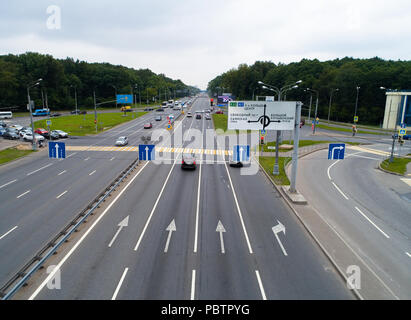 Moskau, Russland, 22. Juli 2018: die Kreuzung auf der Autobahn Enthusiasten. Luftaufnahmen. Stockfoto