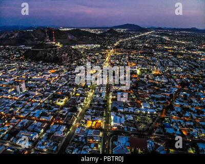 Vista aerea del la Ciudad de Leon. Panorámicas de Hermosillo al anochecer. Cerro de la Campana, bulevar Rosales, Colonia centenario, (Foto: L Stockfoto