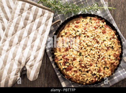 Pflanzliche tart in Backform auf hölzernen Tisch Stockfoto