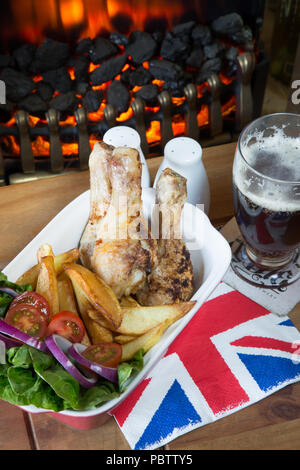 Englischer Pub essen gebratenes Chicken Drumsticks mit Chips/Pommes frites und ein Frischer gemischter Salat Stockfoto