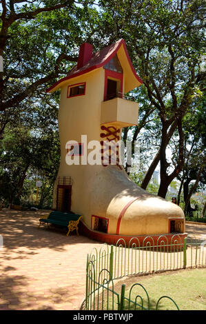 Die riesigen konkrete Schuh Haus für Kinder in den hängenden Gärten und dem angrenzenden Kamala Nehru Park in Malabar Hill District der Stadt Mumbai, Indien, Asien Stockfoto