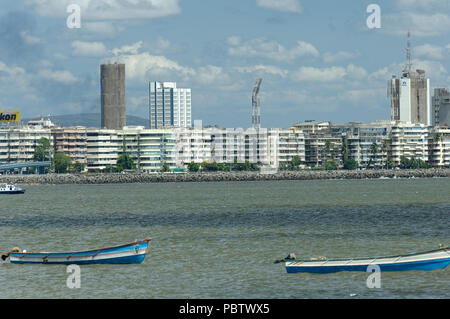 Klare Sicht auf Nariman Point, Marine Drive der "Das Halsband der Königin" von Malabar Hill zu verschiedenen Tageszeiten mit hervorragender Sichtbarkeit, Mumbai, Indien. Stockfoto