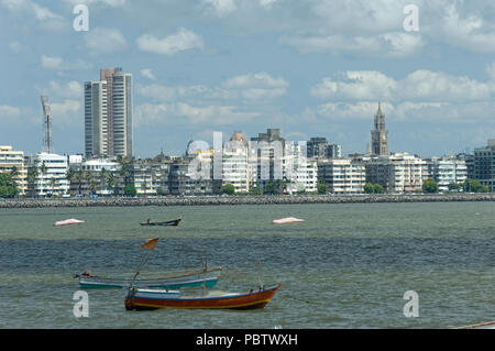 Klare Sicht auf Nariman Point, Marine Drive der "Das Halsband der Königin" von Malabar Hill zu verschiedenen Tageszeiten mit hervorragender Sichtbarkeit, Mumbai, Indien. Stockfoto