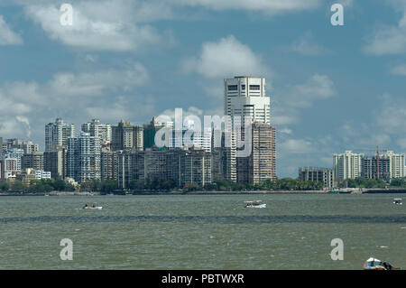 Klare Sicht auf Nariman Point, Marine Drive der "Das Halsband der Königin" von Malabar Hill zu verschiedenen Tageszeiten mit hervorragender Sichtbarkeit, Mumbai, Indien. Stockfoto