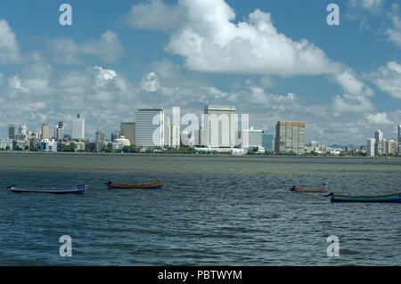 Klare Sicht auf Nariman Point, Marine Drive der "Das Halsband der Königin" von Malabar Hill zu verschiedenen Tageszeiten mit hervorragender Sichtbarkeit, Mumbai, Indien. Stockfoto