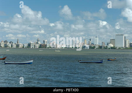 Klare Sicht auf Nariman Point, Marine Drive der "Das Halsband der Königin" von Malabar Hill zu verschiedenen Tageszeiten mit hervorragender Sichtbarkeit, Mumbai, Indien. Stockfoto