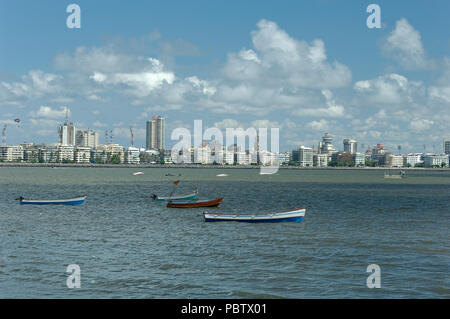 Klare Sicht auf Nariman Point, Marine Drive der "Das Halsband der Königin" von Malabar Hill zu verschiedenen Tageszeiten mit hervorragender Sichtbarkeit, Mumbai, Indien. Stockfoto