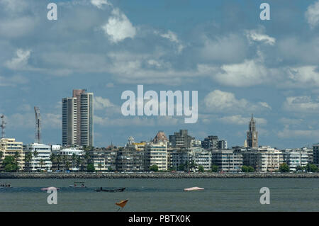 Klare Sicht auf Nariman Point, Marine Drive der "Das Halsband der Königin" von Malabar Hill zu verschiedenen Tageszeiten mit hervorragender Sichtbarkeit, Mumbai, Indien. Stockfoto