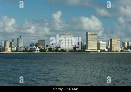 Klare Sicht auf Nariman Point, Marine Drive der "Das Halsband der Königin" von Malabar Hill zu verschiedenen Tageszeiten mit hervorragender Sichtbarkeit, Mumbai, Indien. Stockfoto