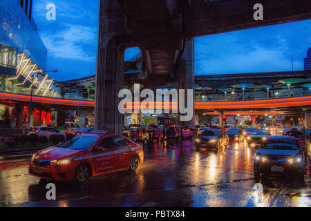 Bangkok, Thailand - Mai 1, 2018: Stau in der Dämmerung während eines Sturms auf einer belebten Straße in Bangkok. Stockfoto